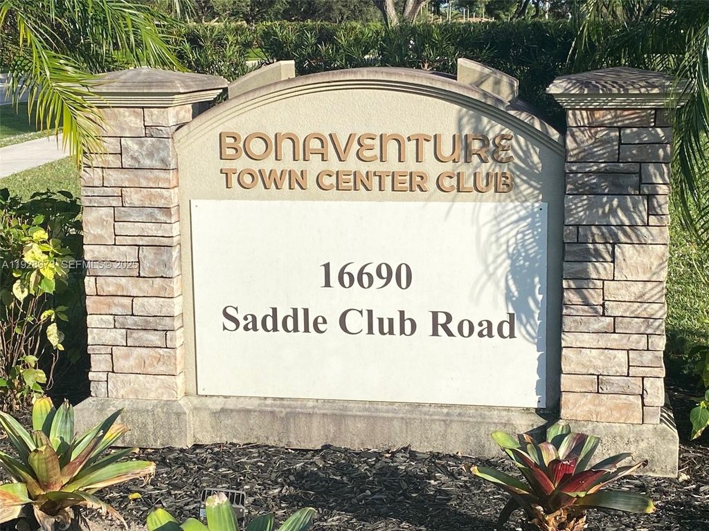 Image 8 of property listing at 419 Lakeview Dr 201, Weston, FL 33326