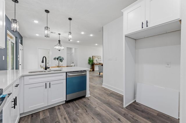 180 Kaanapali LN, Bastrop, TX 78602