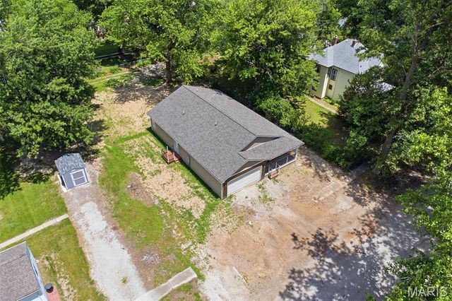 421 E Schuetz Street, Lebanon, IL 62254