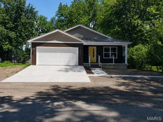 421 E Schuetz Street, Lebanon, IL 62254