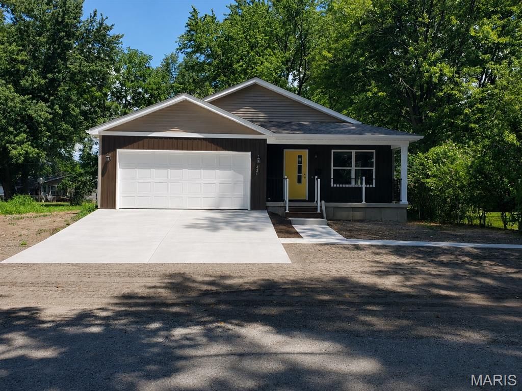 421 E Schuetz Street, Lebanon, IL 62254