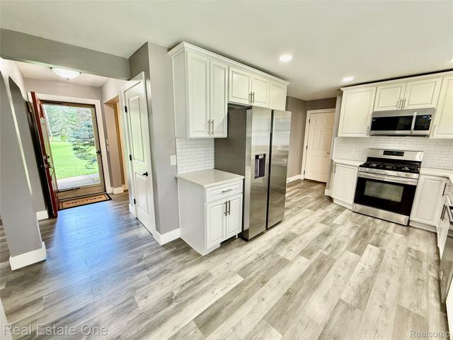 41901 WOODBROOK Drive, Canton Charter Township, MI 48188