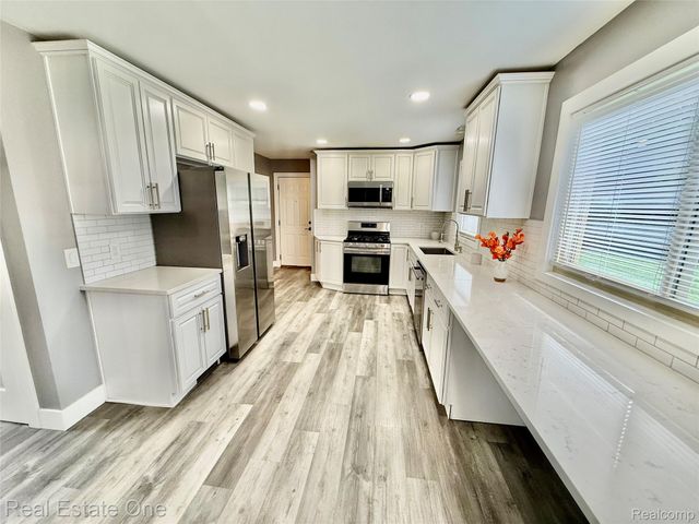41901 WOODBROOK Drive, Canton Charter Township, MI 48188