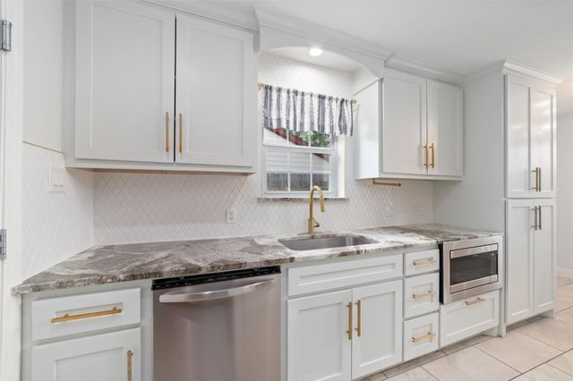 5922 Hummingbird Street, Houston, TX 77096