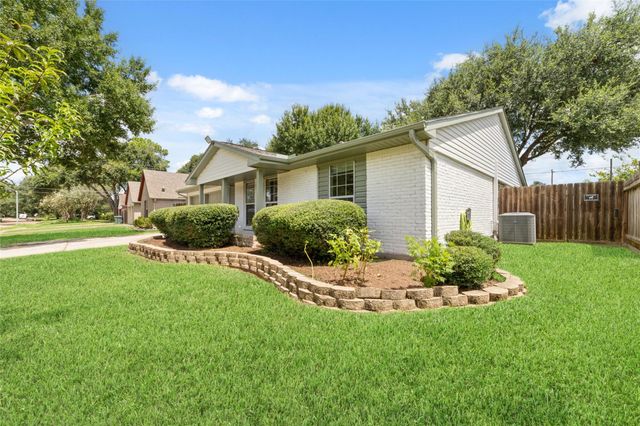 5922 Hummingbird Street, Houston, TX 77096