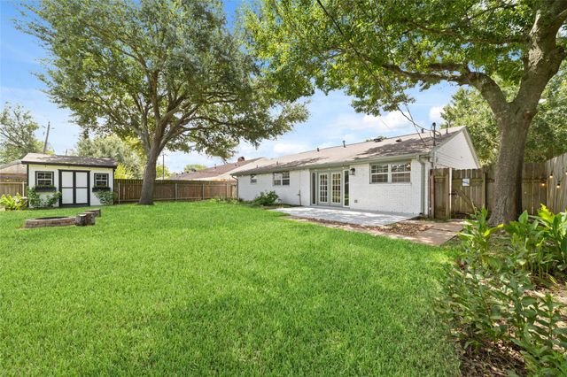 5922 Hummingbird Street, Houston, TX 77096