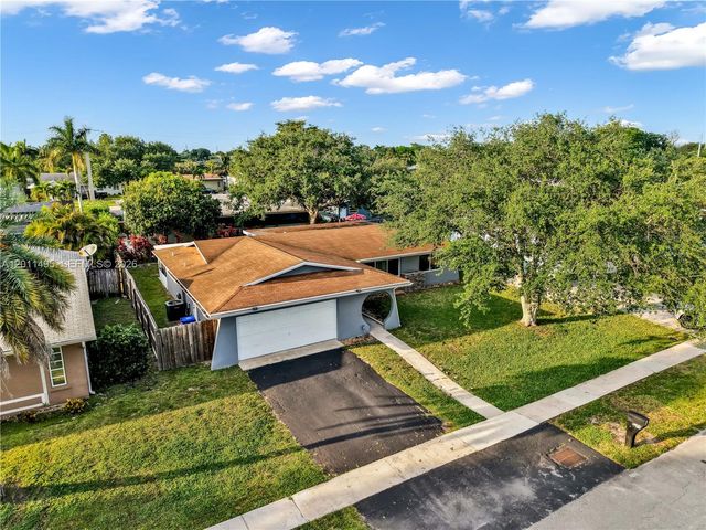 9511 NW 8th St, Pembroke Pines, FL 33024