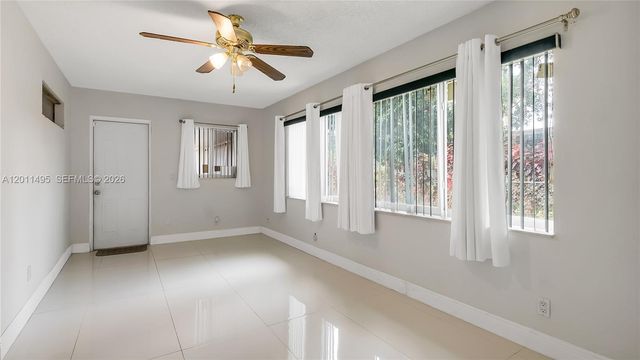 9511 NW 8th St, Pembroke Pines, FL 33024