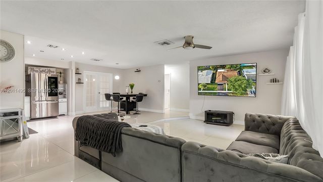 9511 NW 8th St, Pembroke Pines, FL 33024