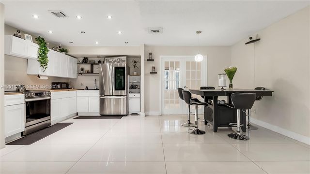 9511 NW 8th St, Pembroke Pines, FL 33024