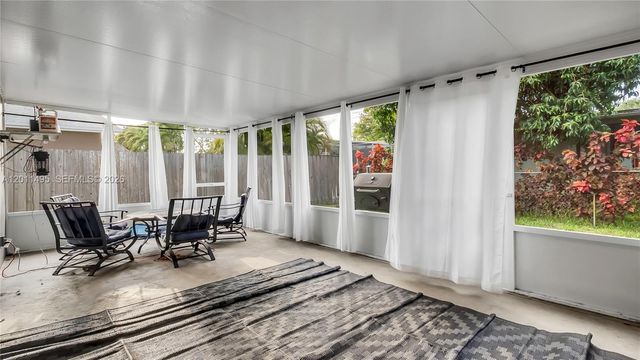 9511 NW 8th St, Pembroke Pines, FL 33024