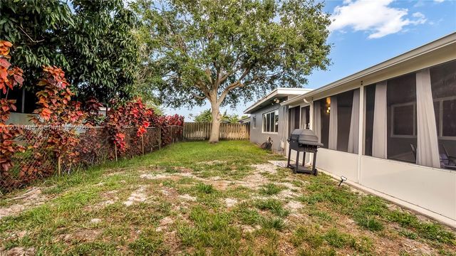9511 NW 8th St, Pembroke Pines, FL 33024