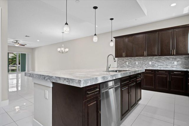 7114 Edison Place, Palm Beach Gardens, FL 33418