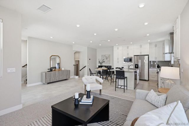 2814 Avella Cir, San Diego, CA 92108