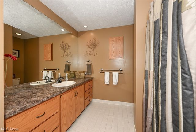 21327 Oak Bark Trail, Strongsville, OH 44149