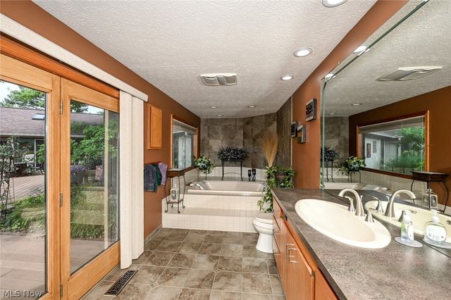 21327 Oak Bark Trail, Strongsville, OH 44149