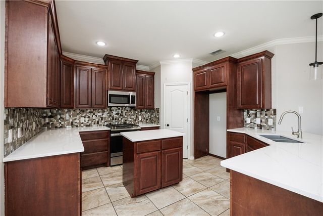 2 Willow Bend St, Corpus Christi, TX 78413