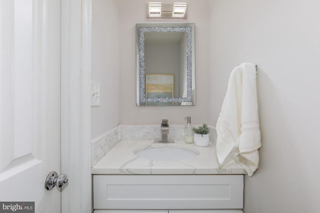 Image 10 of property listing at 16 ROCKCREST CIR, Rockville, MD 20851