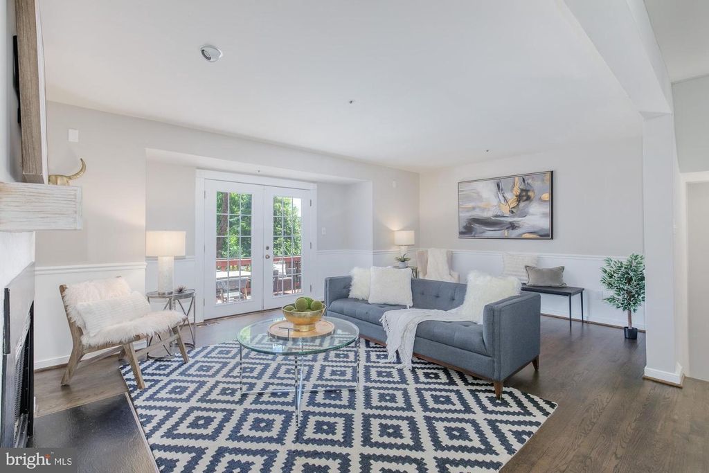 Image 15 of property listing at 16 ROCKCREST CIR, Rockville, MD 20851