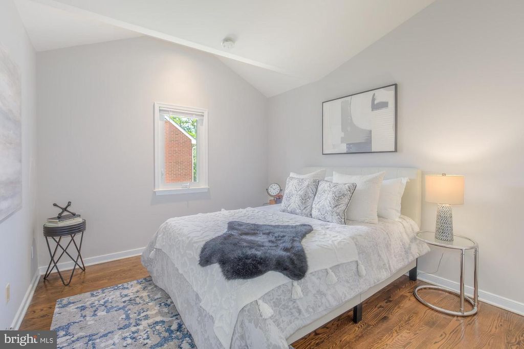 Image 21 of property listing at 16 ROCKCREST CIR, Rockville, MD 20851