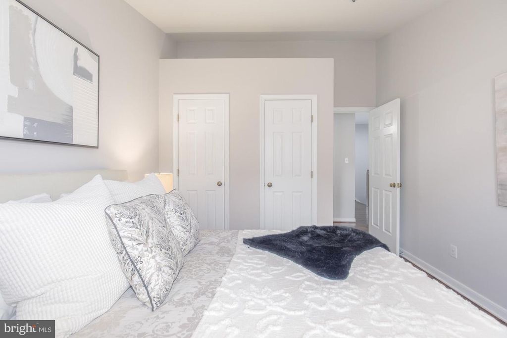 Image 22 of property listing at 16 ROCKCREST CIR, Rockville, MD 20851