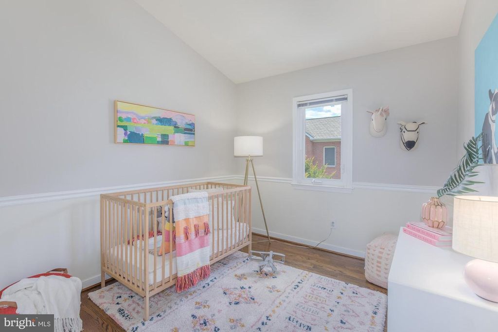 Image 23 of property listing at 16 ROCKCREST CIR, Rockville, MD 20851