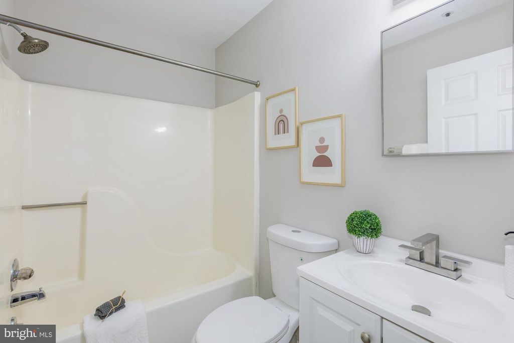 Image 25 of property listing at 16 ROCKCREST CIR, Rockville, MD 20851