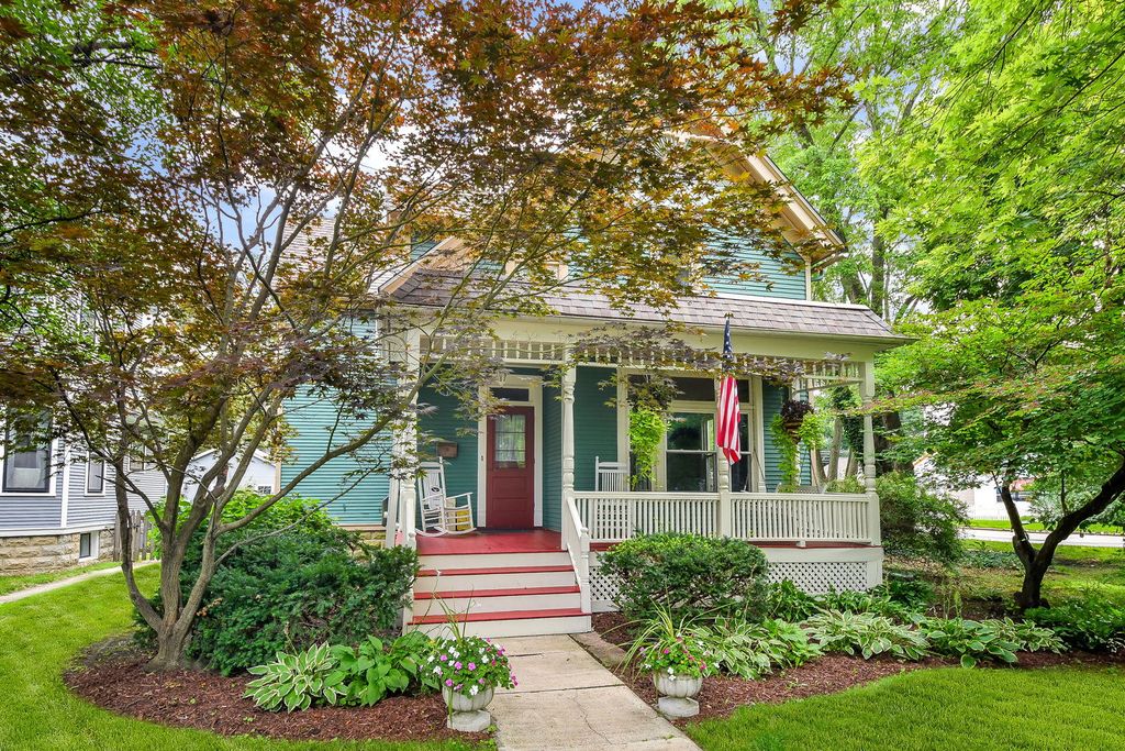 8 N Sleight Street, Naperville, IL 60540