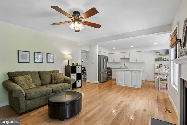 100 SANDHURST DR, Mount Laurel, NJ 08054