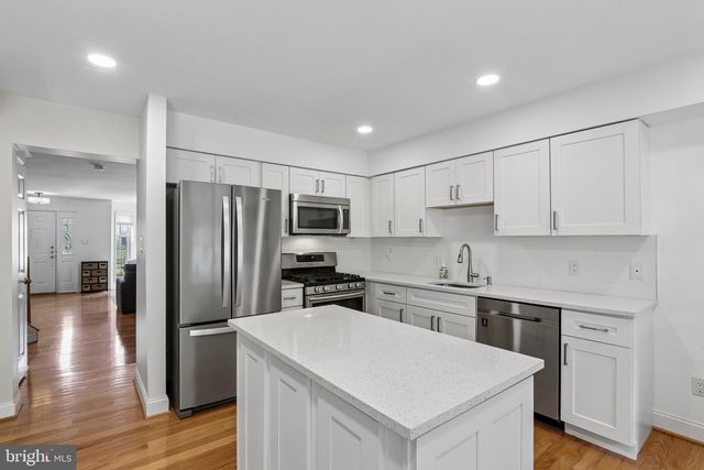 100 SANDHURST DR, Mount Laurel, NJ 08054