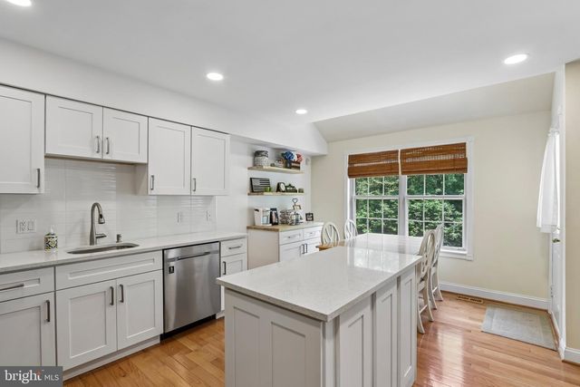 100 SANDHURST DR, Mount Laurel, NJ 08054