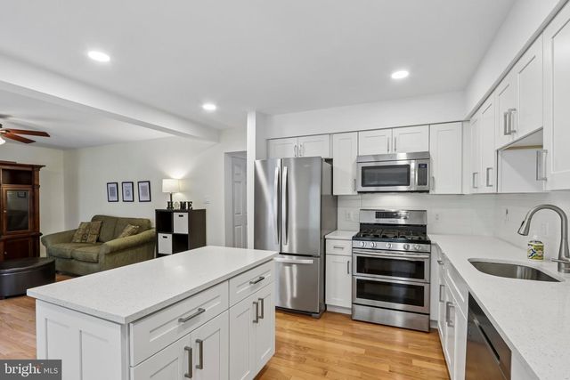 100 SANDHURST DR, Mount Laurel, NJ 08054