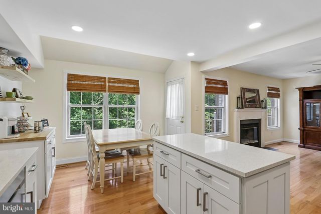 100 SANDHURST DR, Mount Laurel, NJ 08054
