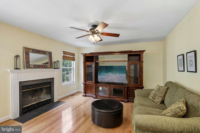 100 SANDHURST DR, Mount Laurel, NJ 08054