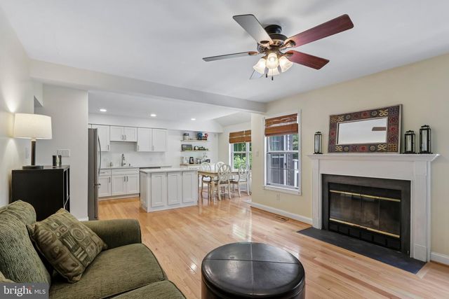 100 SANDHURST DR, Mount Laurel, NJ 08054