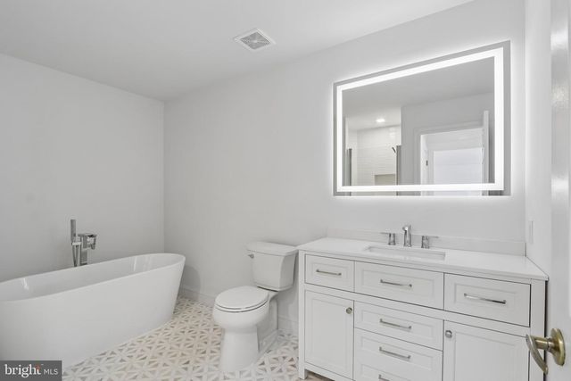 100 SANDHURST DR, Mount Laurel, NJ 08054
