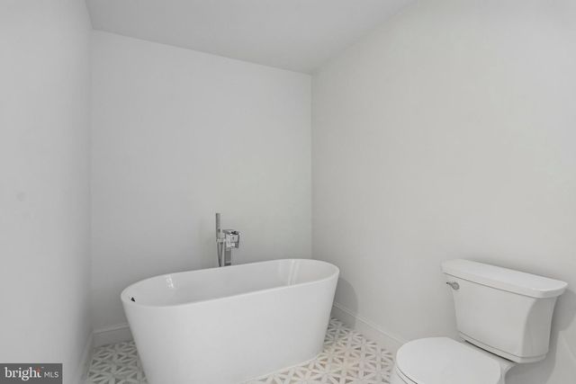 100 SANDHURST DR, Mount Laurel, NJ 08054