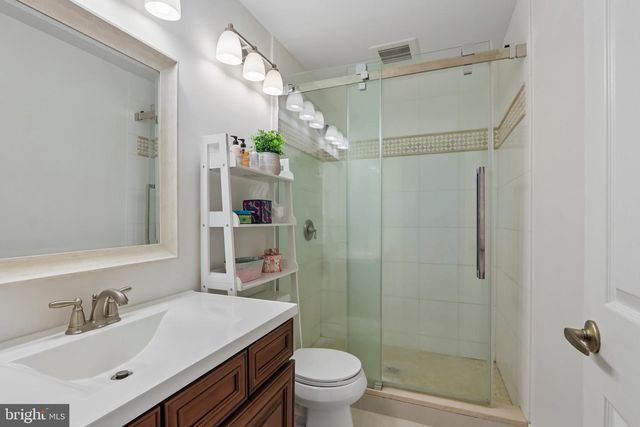 100 SANDHURST DR, Mount Laurel, NJ 08054