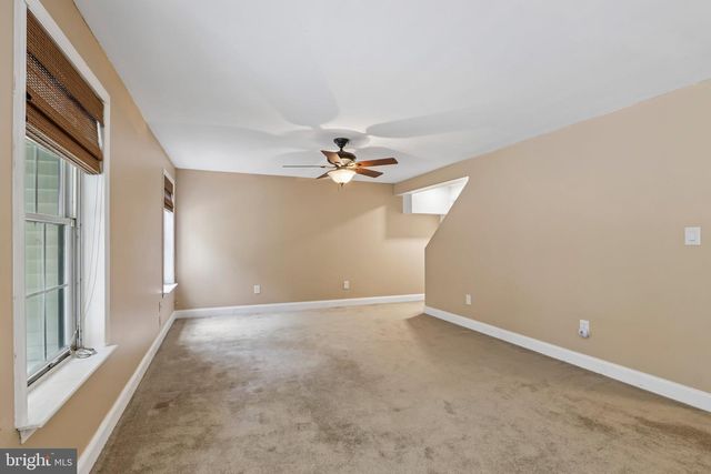 100 SANDHURST DR, Mount Laurel, NJ 08054