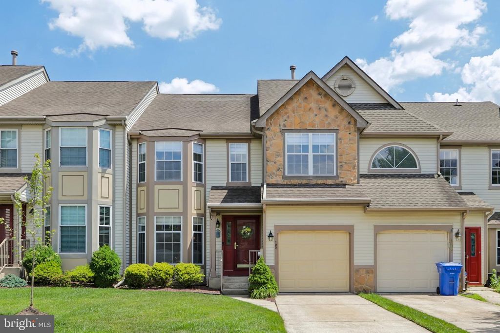 100 SANDHURST DR, Mount Laurel, NJ 08054