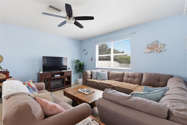 7902 CARRIAGE POINTE DR, Gibsonton, FL 33534