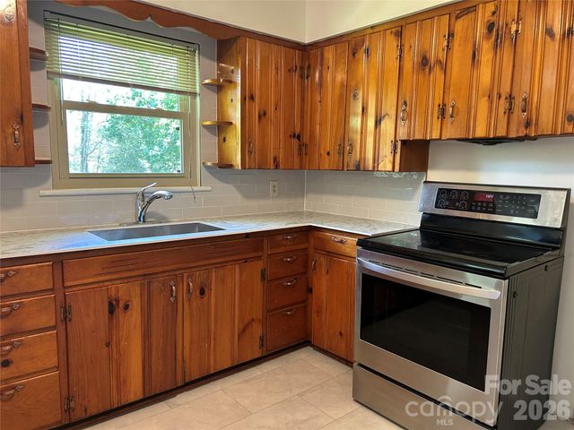 28 S College Street, Weaverville, NC 28787