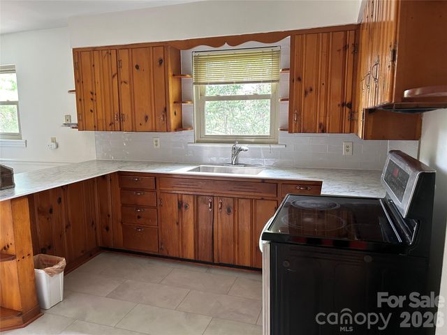 28 S College Street, Weaverville, NC 28787