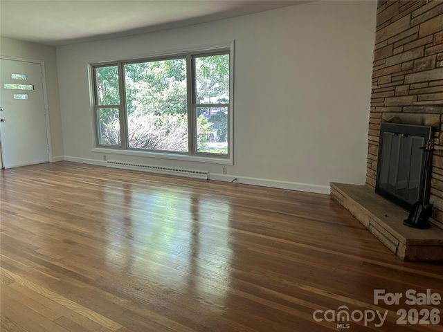 28 S College Street, Weaverville, NC 28787