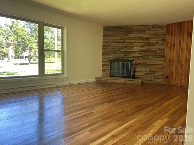28 S College Street, Weaverville, NC 28787