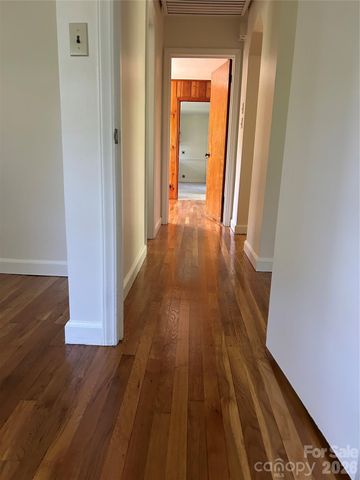 28 S College Street, Weaverville, NC 28787