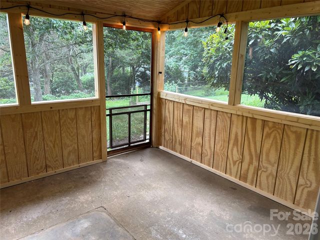 28 S College Street, Weaverville, NC 28787