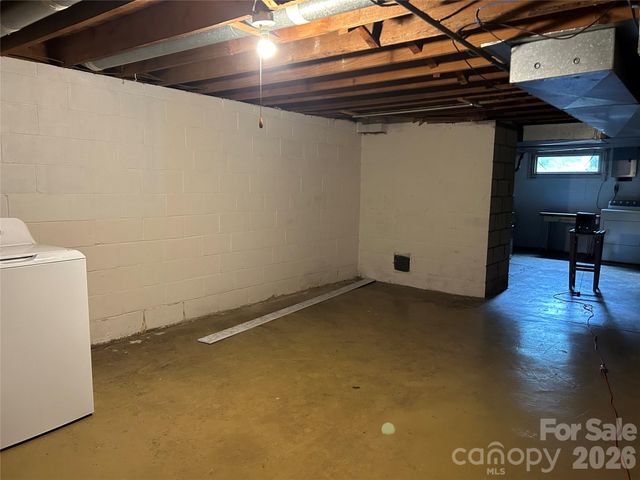 28 S College Street, Weaverville, NC 28787