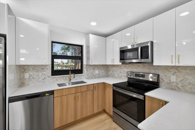 6107 COLE DRIVE, Tampa, FL 33634