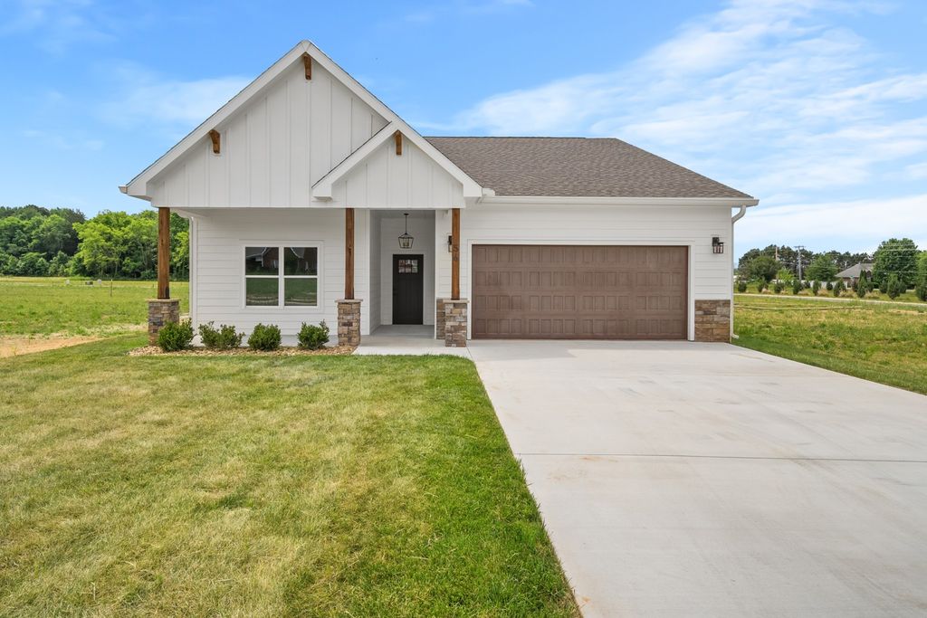 56 Deer Valley Cir, Winchester, TN 37398